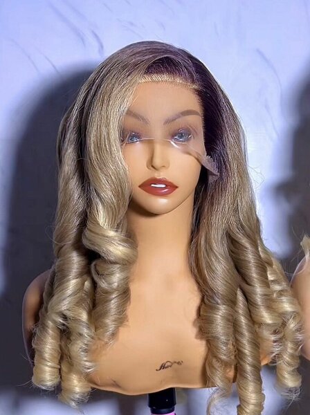 Perruque blonde bouclée
