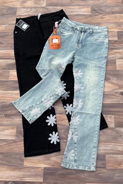 Pantalons noirs motifs floraux