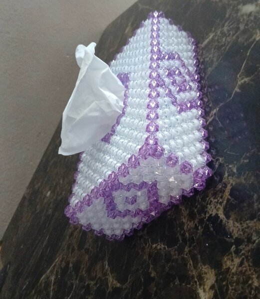 Boîte à mouchoirs perlée