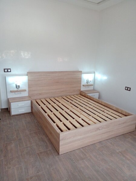 Lit en bois avec éclairage intégré