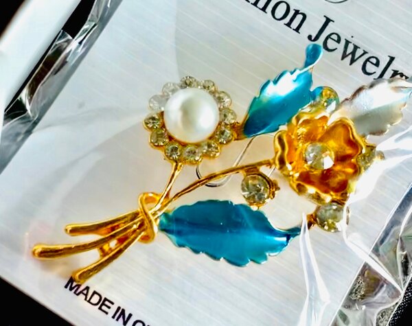 Broche Fleur Émaillée Élégante