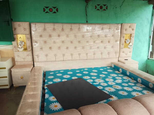 Lit double avec tête capitonné