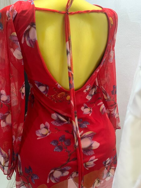 Robe florale rouge élégante