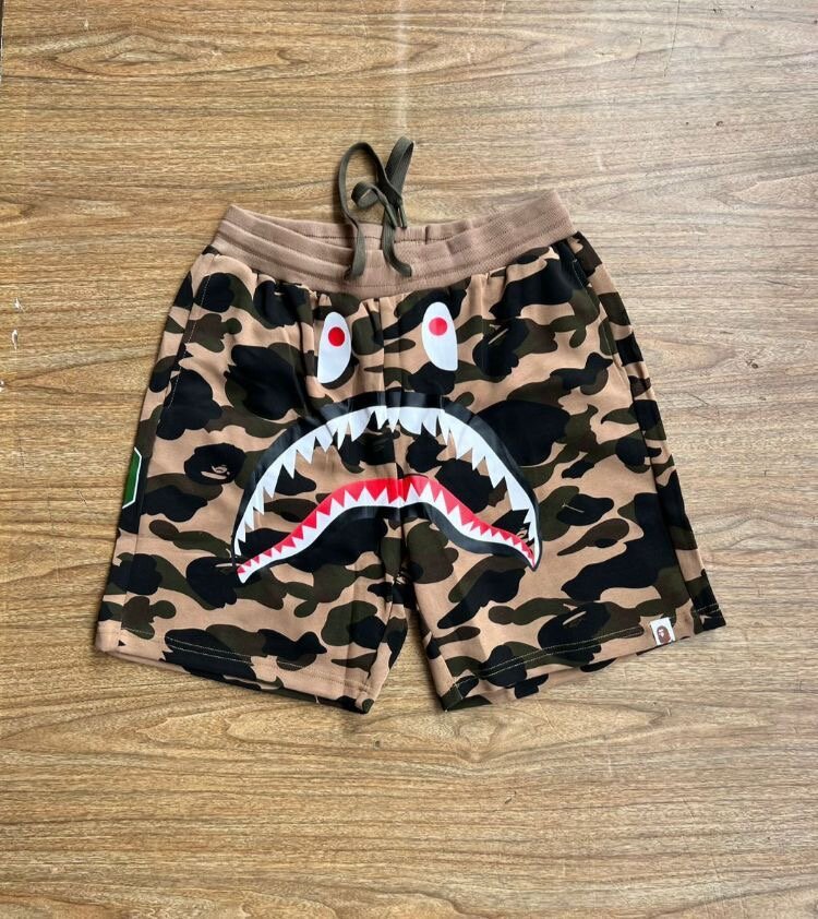 Shorts camouflage requin