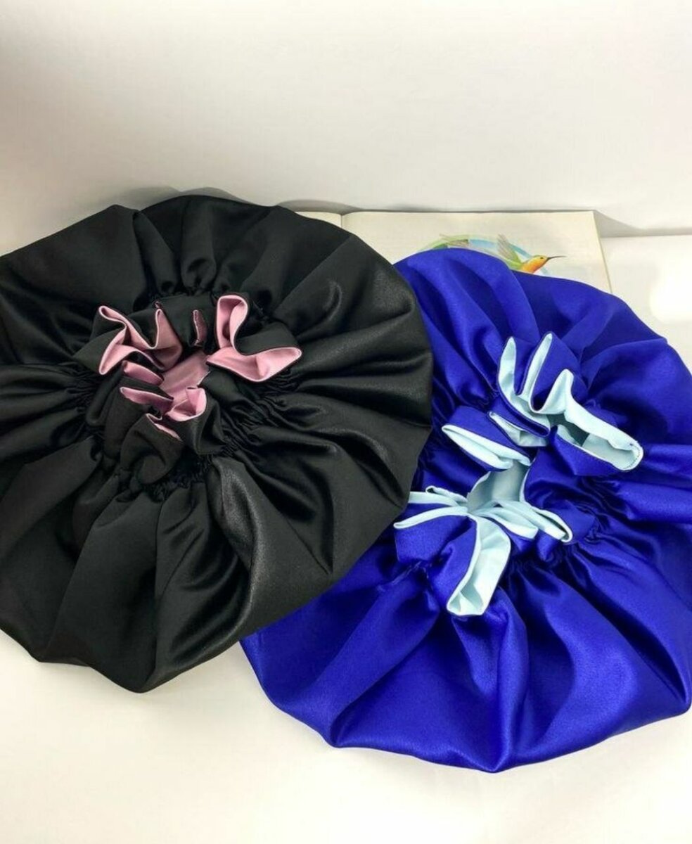 Bonnet en satin coloré