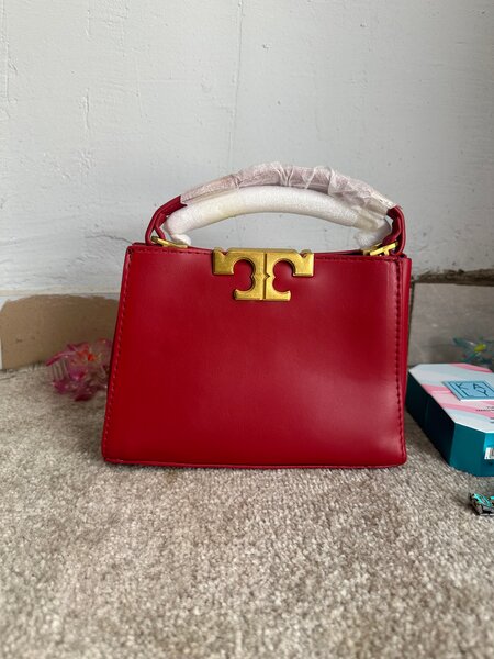 Sac à main rouge en cuir