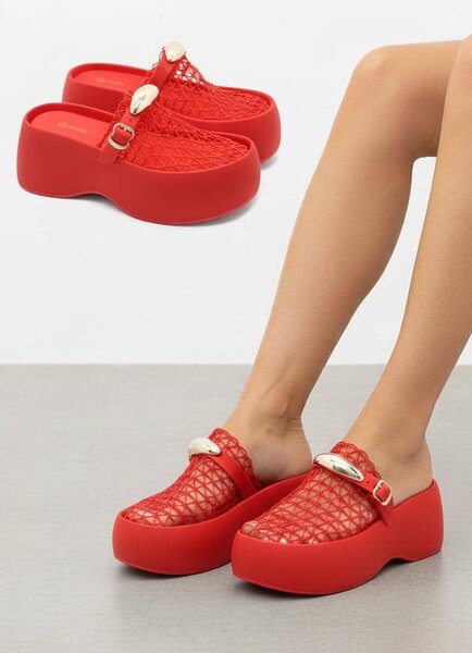 Sabots rouges modernes