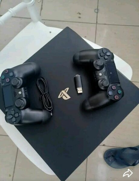 Console PS4 Pro + 2 manettes