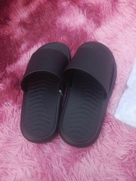 Claquettes confortables noires