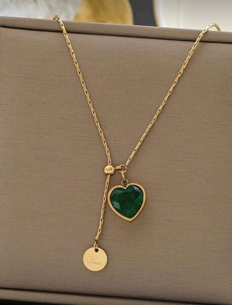 Collier en or avec pendentif coeur en pierre verte