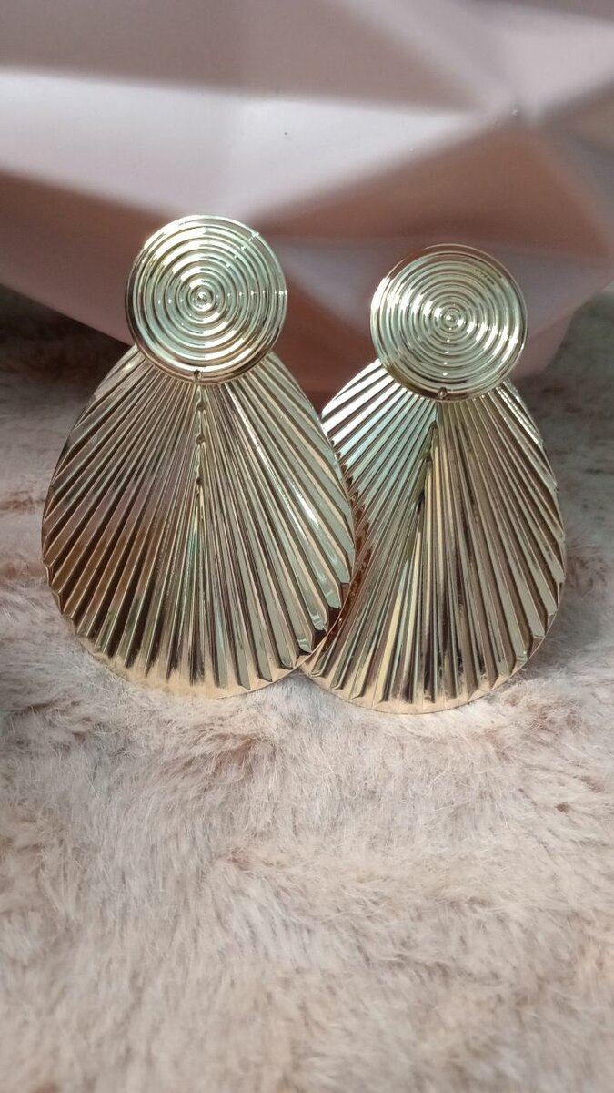 Boucles d'oreilles dorées élégantes