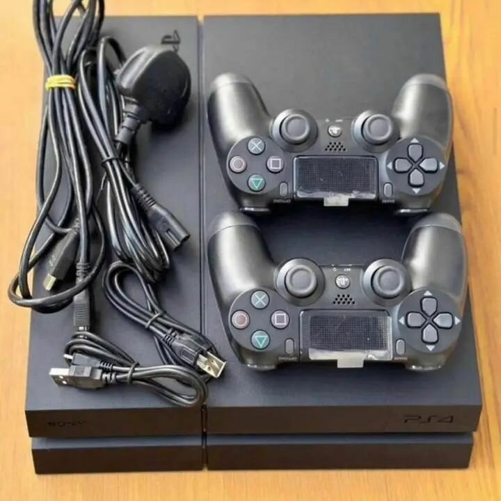 Console PS4 avec 2 manettes DualShock 4