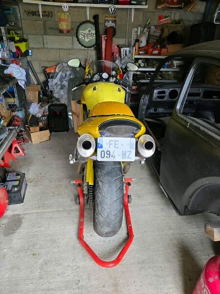 Moto de sport VFR jaune
