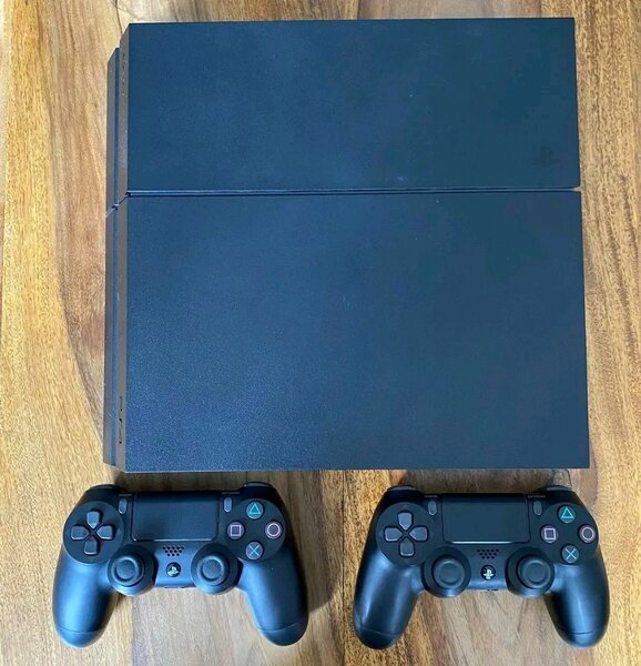 Console PS4 avec manettes