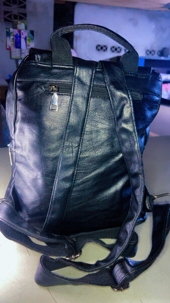 Sac à dos en cuir noir élégant