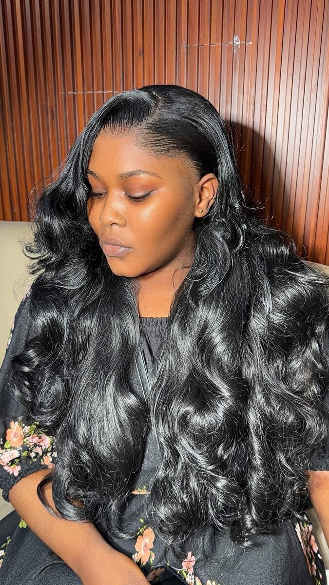 Perruque longue ondulée noire