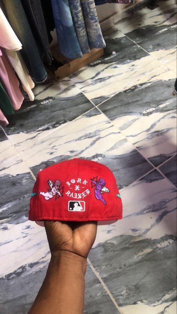 Casquette rouge brodée
