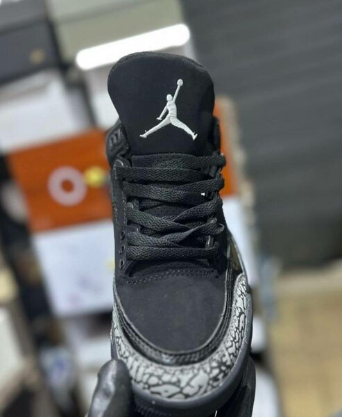 Chaussures Air Jordan 3 noir et blanc