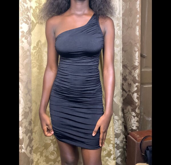 Robe noire à une épaule