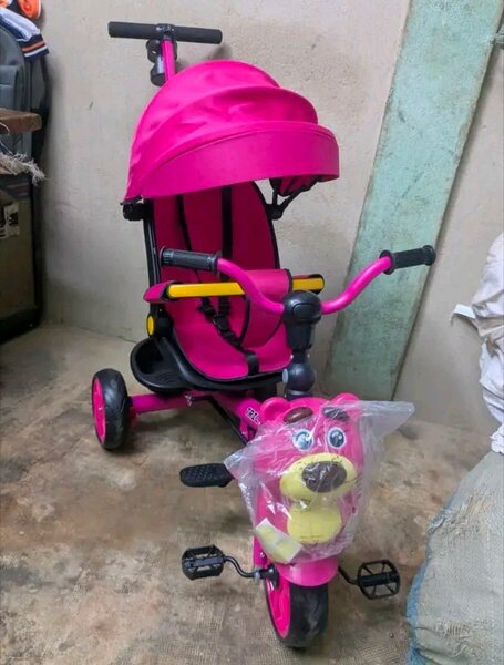 Vélo enfant rose avec stabilisateurs