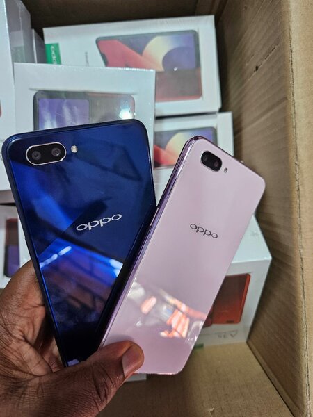 Smartphone OPPO moderne