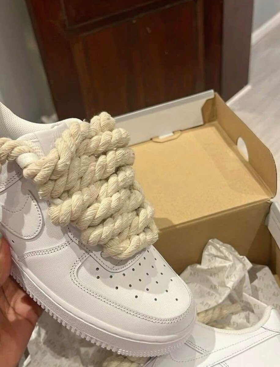 Baskets blanches avec lacets épais