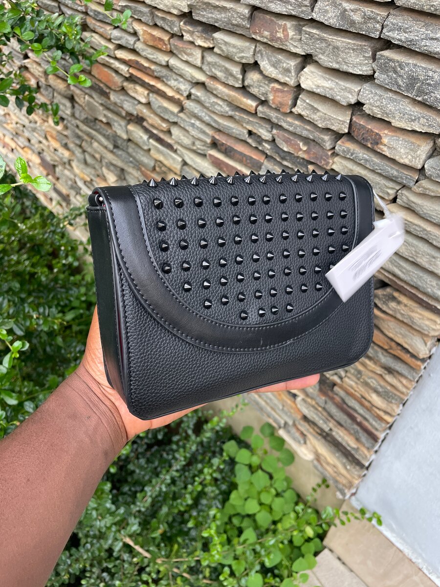 Sac bandoulière clouté noir élégant