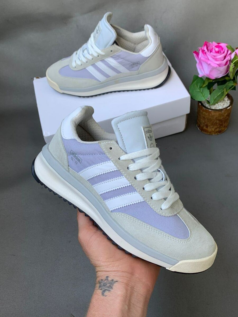 Sneakers blancs et violets