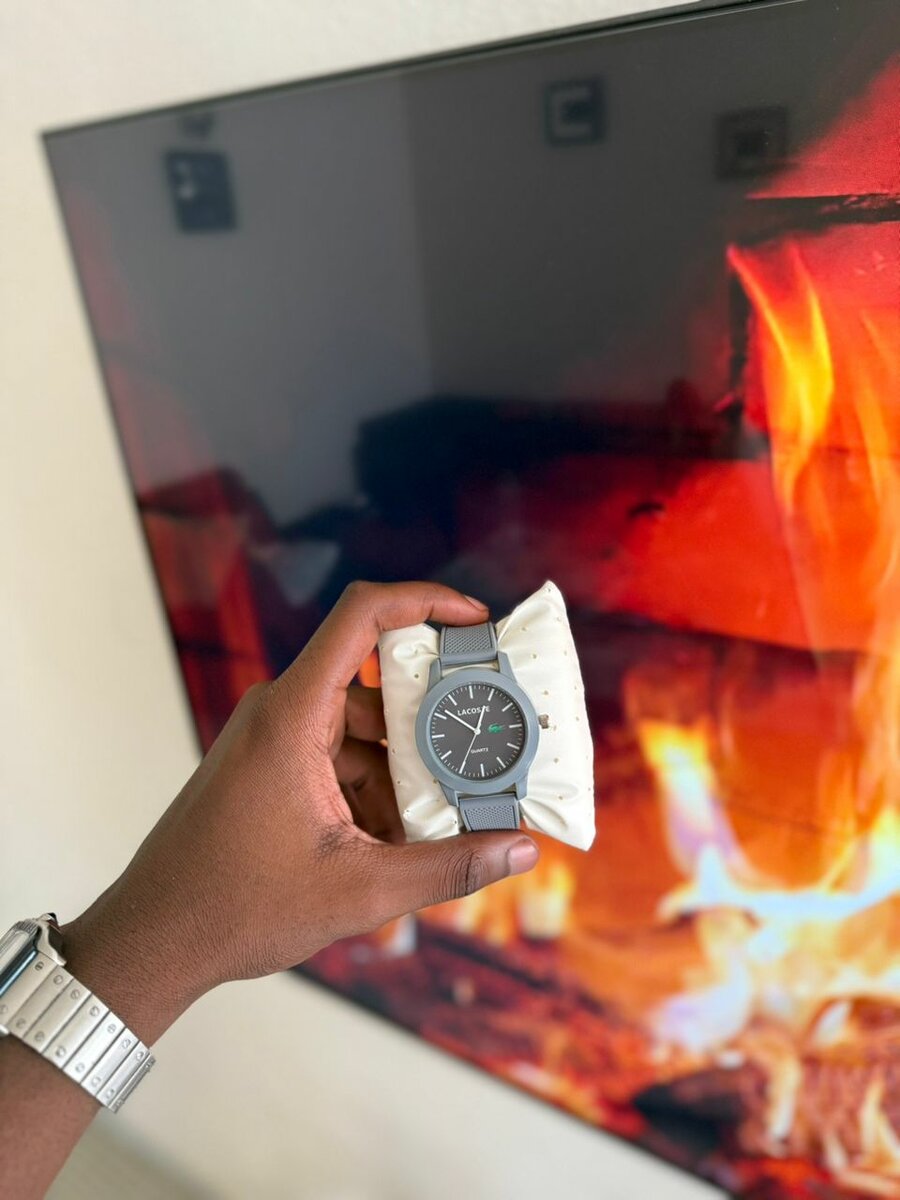 Montre moderne lacoste