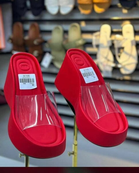 Claquettes compensées rouges chic