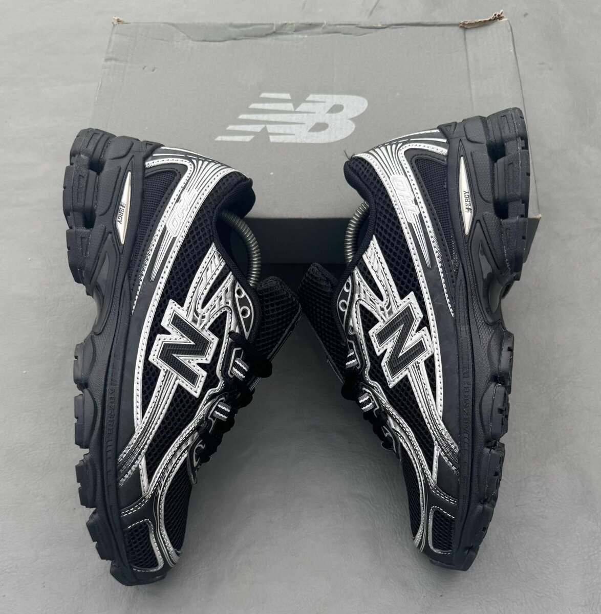 New Balance  740 Noir