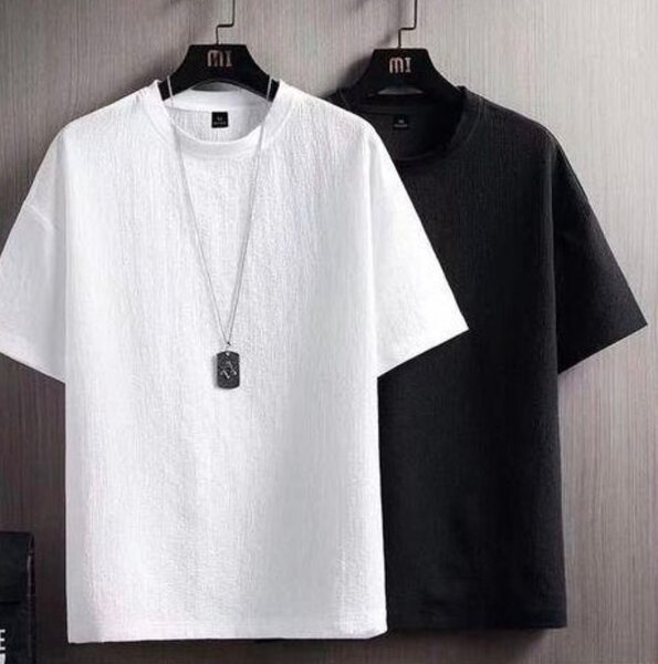 T-shirts blancs et noirs