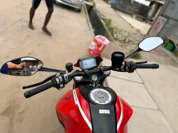 Moto sportive rouge puissante