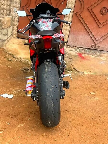 Moto Sport Noire et Rouge Haute Performance