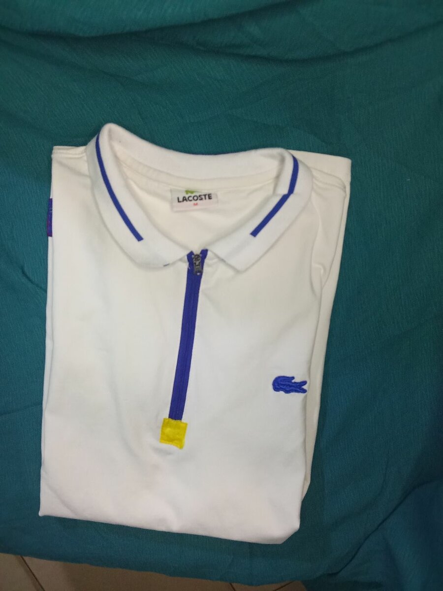 Polo blanc Lacoste élégant