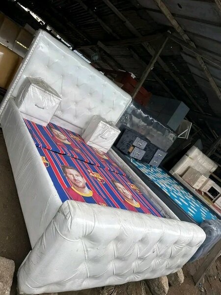 Lit double élégant avec tiroirs