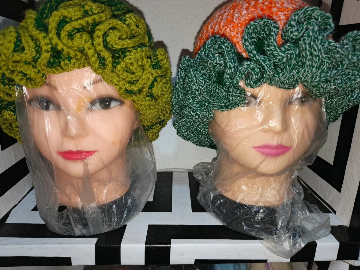 Bonnets en laine colorés