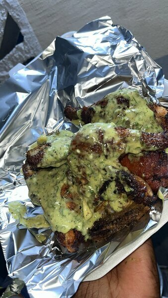 Poulet à la sauce verte entier