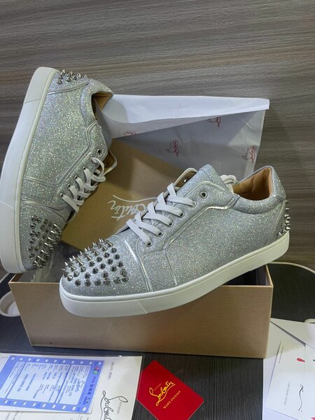 Baskets argentées cloutées