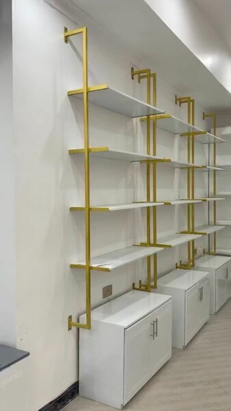 Étagères murales blanches et dorées