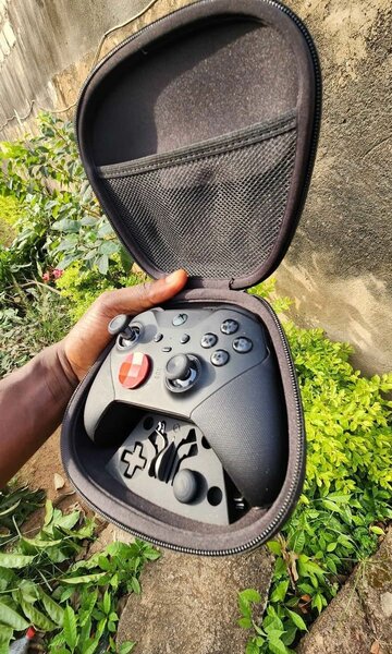 Manette de jeu vidéo avec étui de protection
