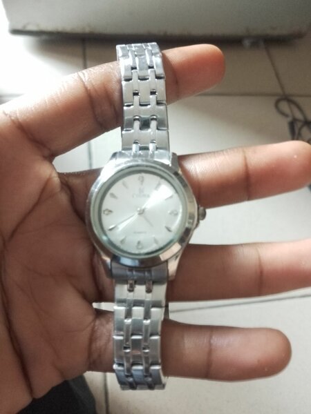 Montre élégante en acier inoxydable