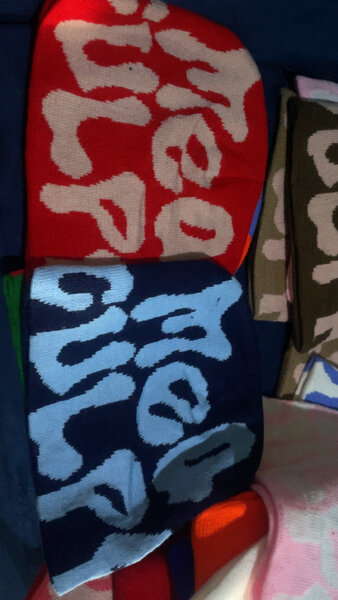 Bonnets en tricot colorés