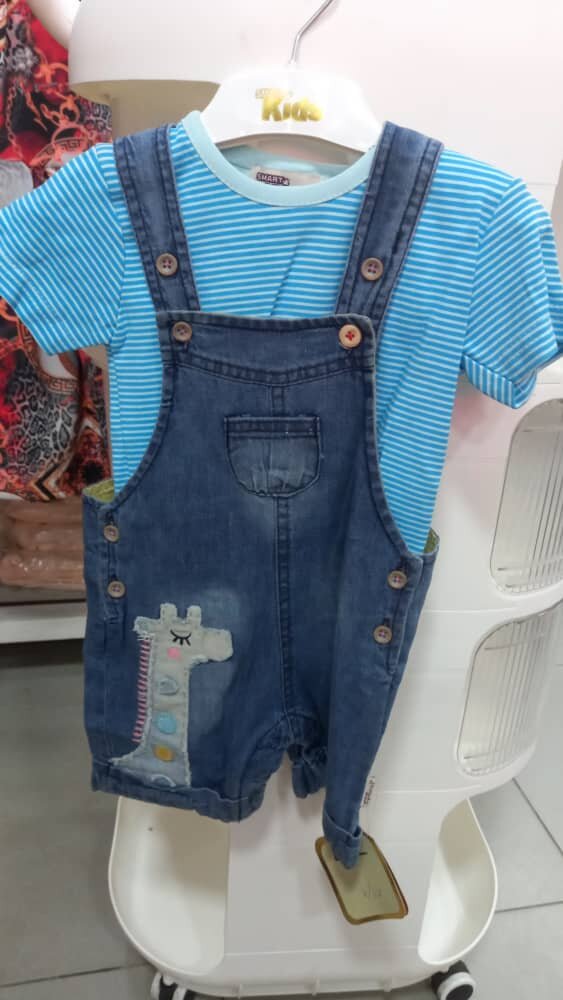 Salopette bébé en jean avec t-shirt