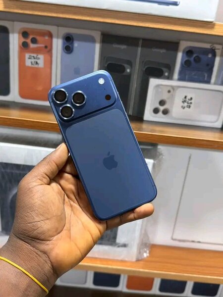 iPhone 17 bleu d'occasion