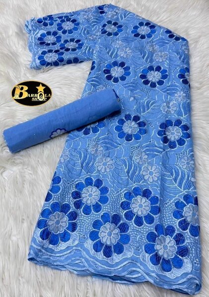 Tissu brodé floral vibrant