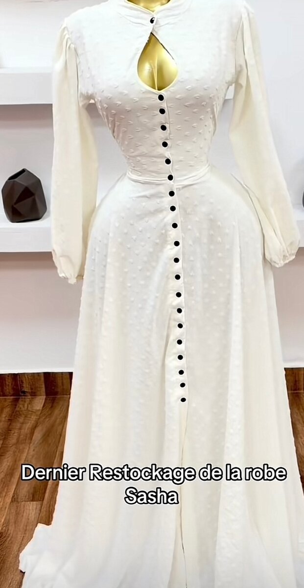 Robe élégante blanche boutonnée