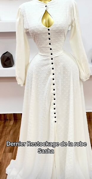 Robe élégante blanche boutonnée