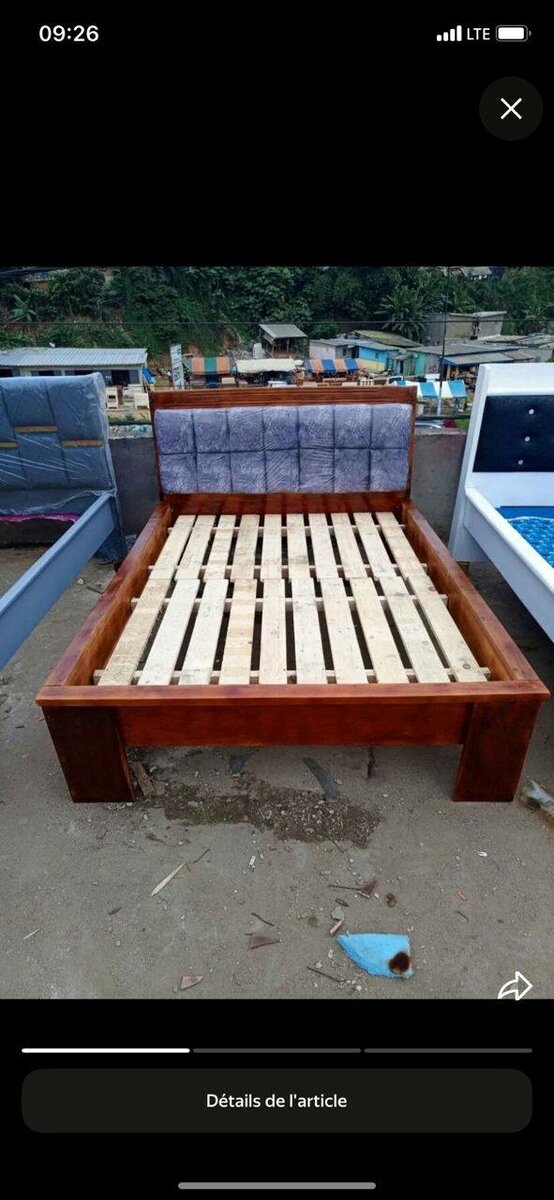 Lit en bois avec tête de lit rembourrée