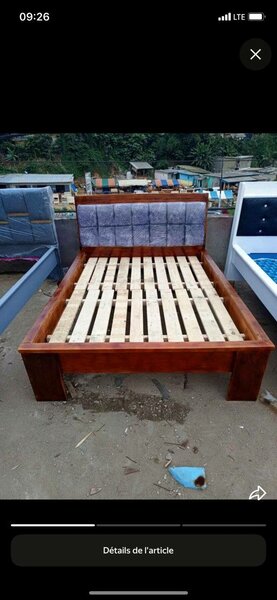 Lit en bois avec tête de lit rembourrée